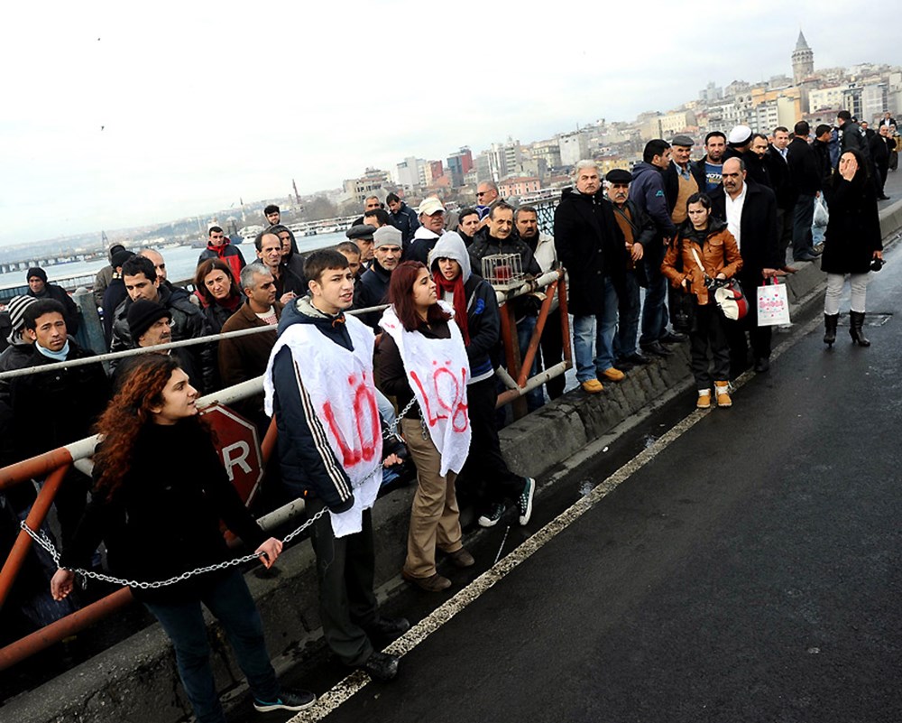 Galata Köprüsü'ne zincirlediler - 1