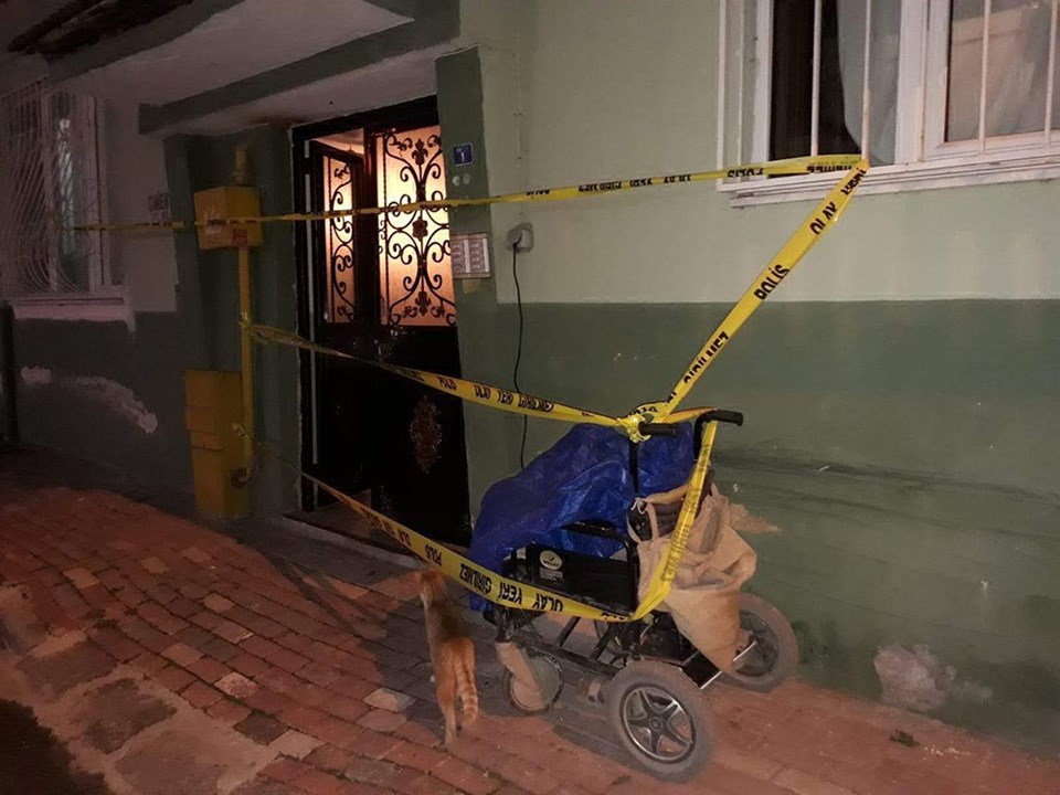 Engelli kişi evinin önünde bıçaklanarak öldürüldü - 1