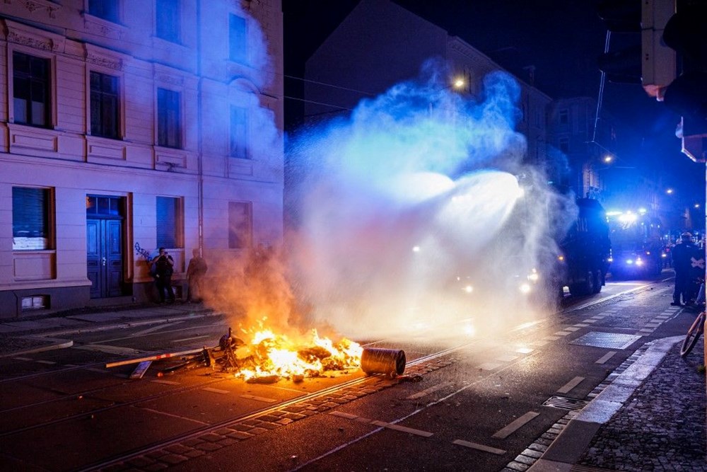 Almanya'da sokaklar karıştı: Barikatlar kuruldu, ateşler yakıldı - 3