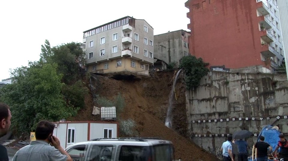 Beyoğlu'da 4 katlı bina çöktü - 6