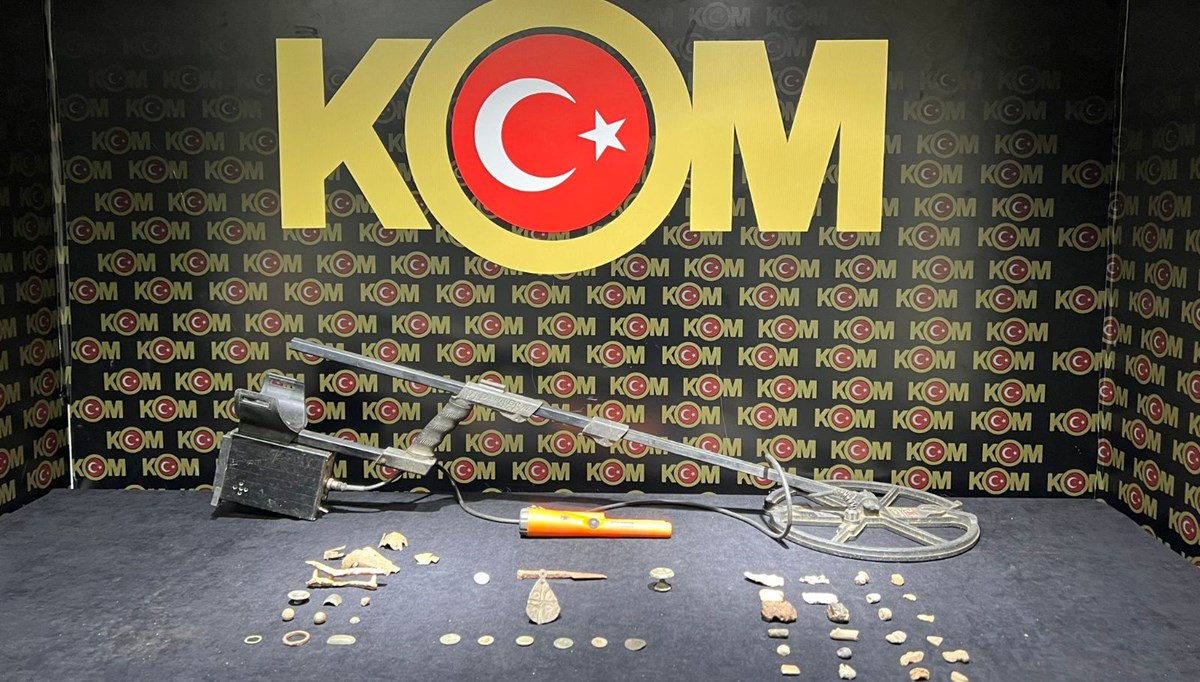 İzmir'de tarihi eser kaçakçısı yakalandı İzmir'de tarihi eser kaçakçısı yakalandı