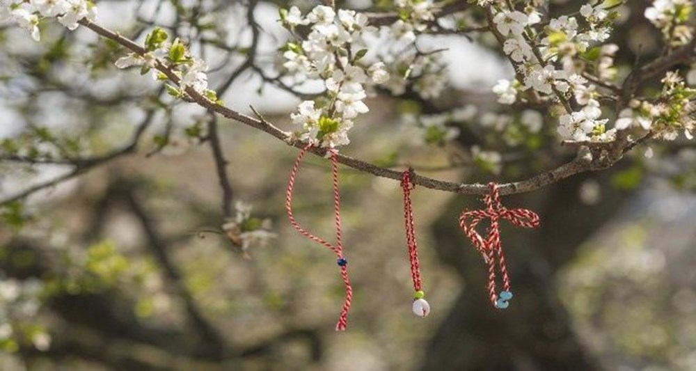 Marteniçka'nın Sırrı: Kırmızı-Beyaz İpliğin Anlamı, Takılma Zamanı ve Bileği 74 M1A4pnUnykq3igwuom5UhQ