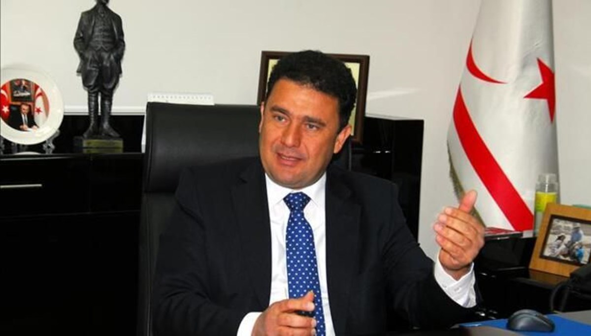 SON DAKİKA:  KKTC Başbakanı Ersan Saner hükümetin istifasını sundu