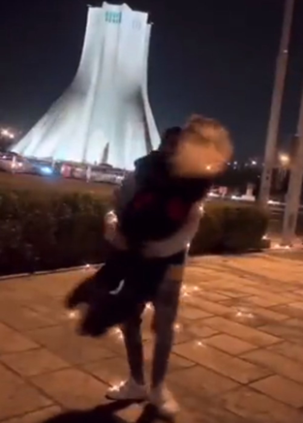 İran'da Azadi Kulesi'nin önünde dans eden çifte 10 yıl ceza: Suçları, izinsiz toplamak ve kamu fuhşuna teşvik - 2