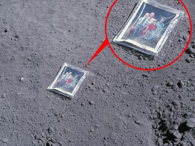 ay da uzaylilar icin aile fotografini