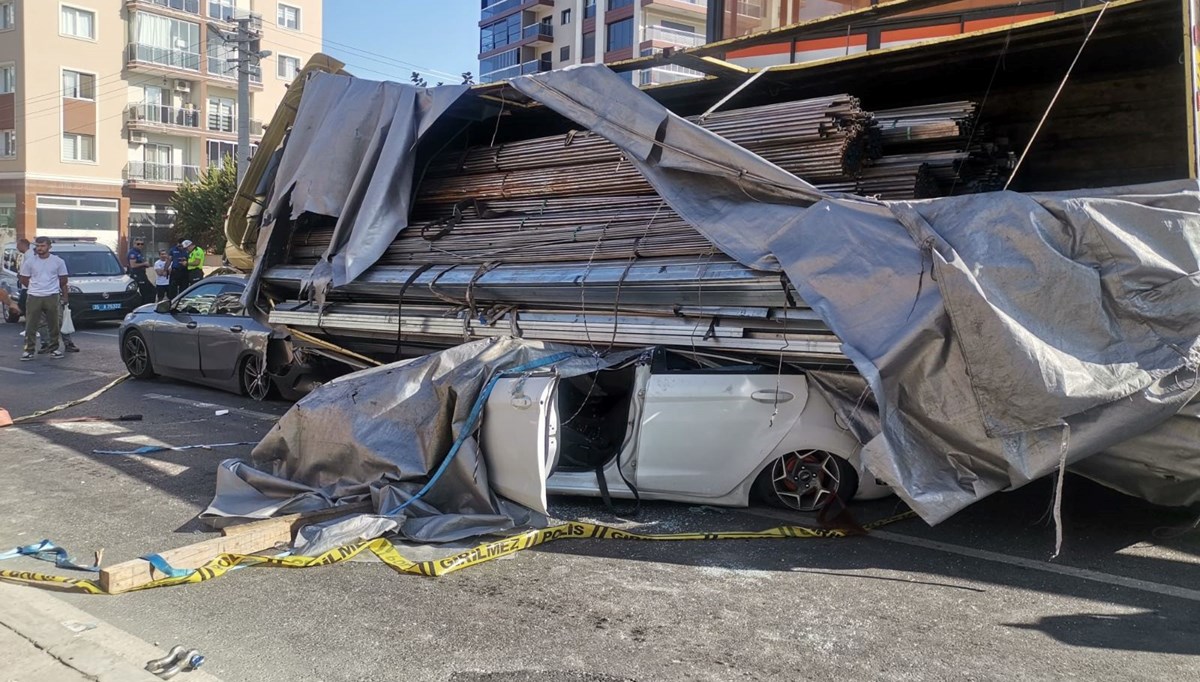 Polisten kaçan TIR şoförü, ortalığı birbirine kattı: 2 aracı ezdi, yaralılar var Polisten kaçan TIR şoförü, ortalığı birbirine kattı: 2 aracı ezdi, yaralılar var