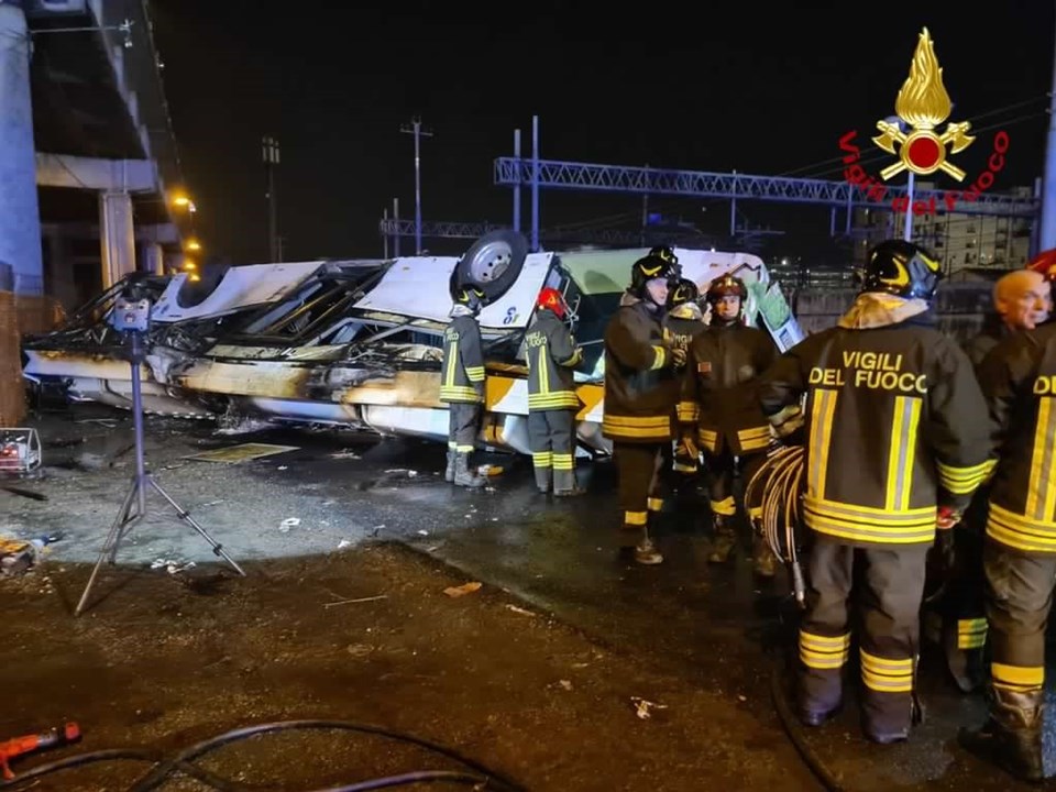 İtalya'da otobüs üst geçitten düştü: 21 kişi öldü - 1