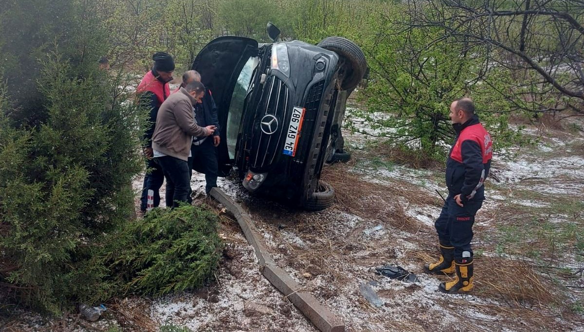 Minibüs bahçeye uçtu: 1 ölü, 8 yaralı