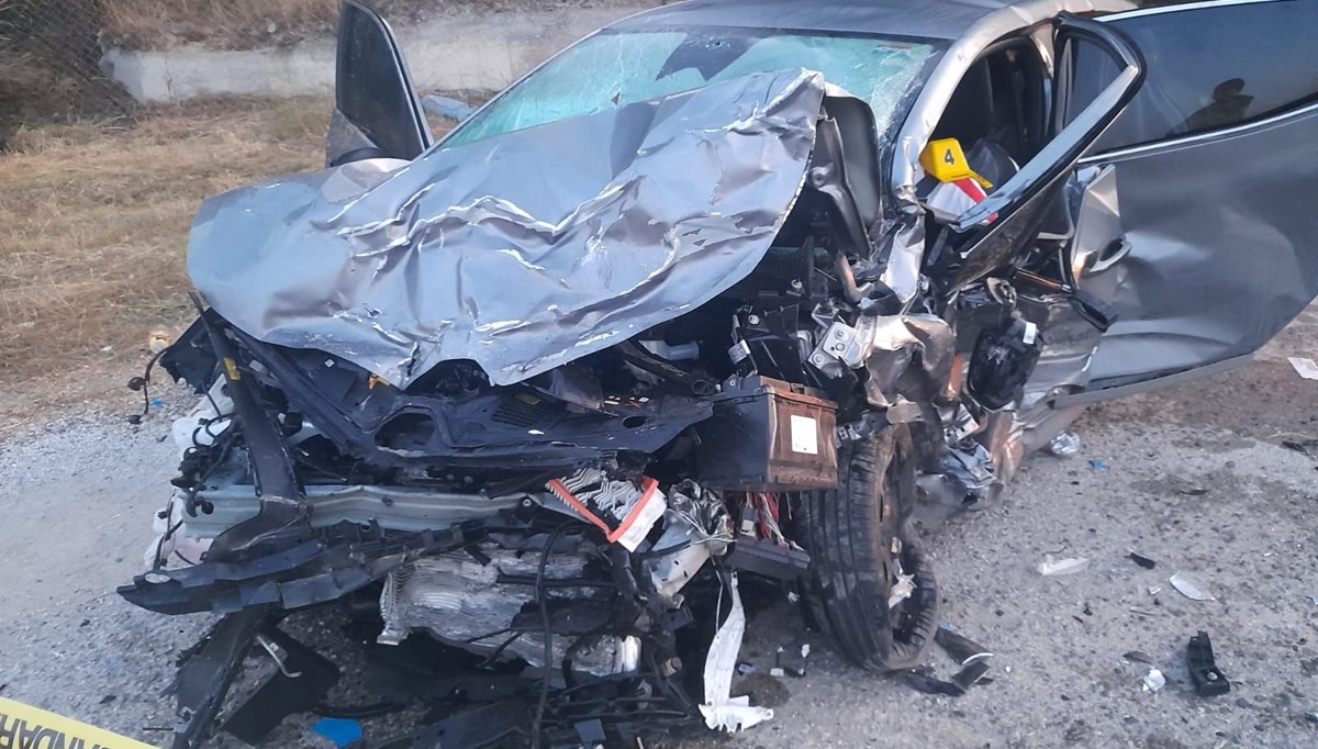 İzmir'de 3 araç birbirine girdi: 5 ölü