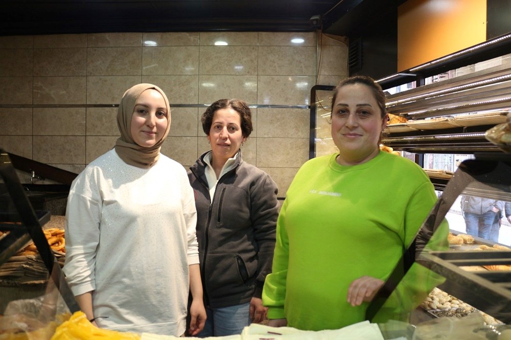 Yaptığı işle bayanlara ilhan oluyor: Simitten ekmeğe fırında her şeyi yapıyor 75 M4PNG1XfykeVYNeoIll3kA