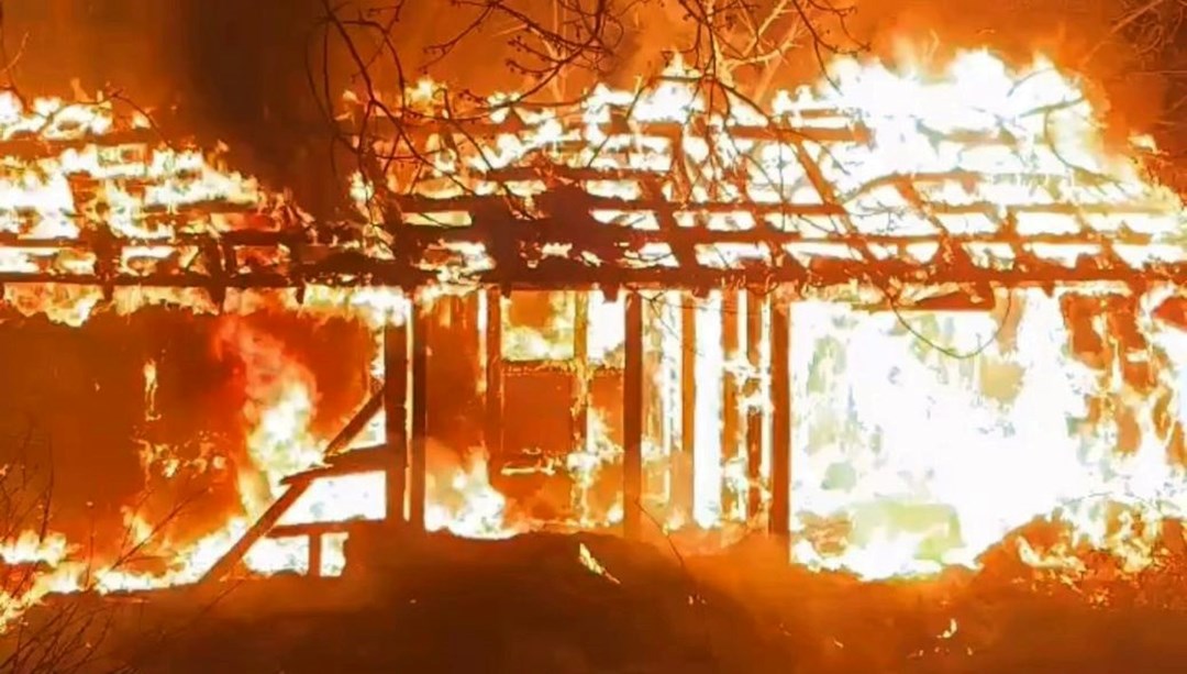 Sakarya'da korkutan yangını: Baraka alev topuna döndü