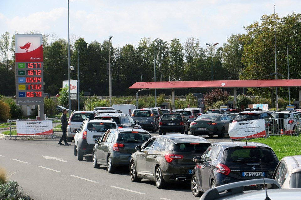 Fransız benzin istasyonlarında yakıt tükeniyor: Hükümetten çağrı geldi - 1