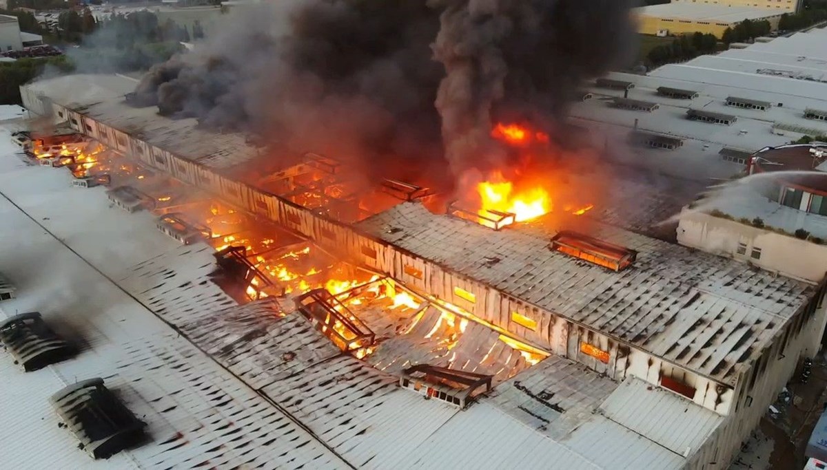 Çerkezköy’deki fabrika yangını yeniden alevlendi: Alevler metrelerce yükseldi