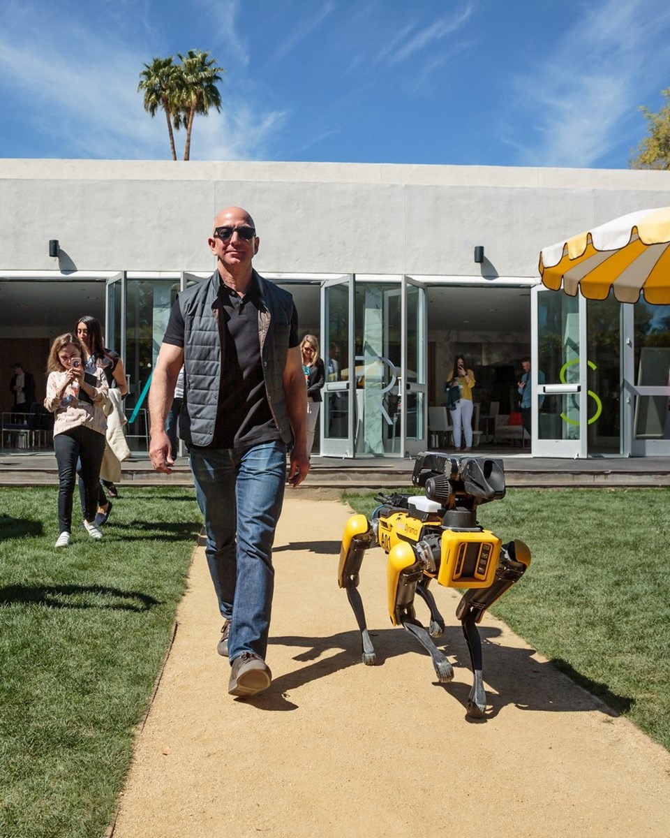 Dünyanın en zengin adamı Jeff Bezos yeni köpeği (SpotMini) ile yürüyüşte - 1