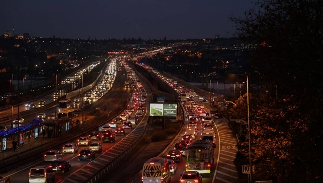 İstanbul'da trafik yoğunluğu: Bazı noktalarda durma noktasına geldi