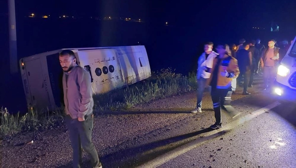 Kontrolden çıkan servis minibüsü yan yattı: 9 yaralı