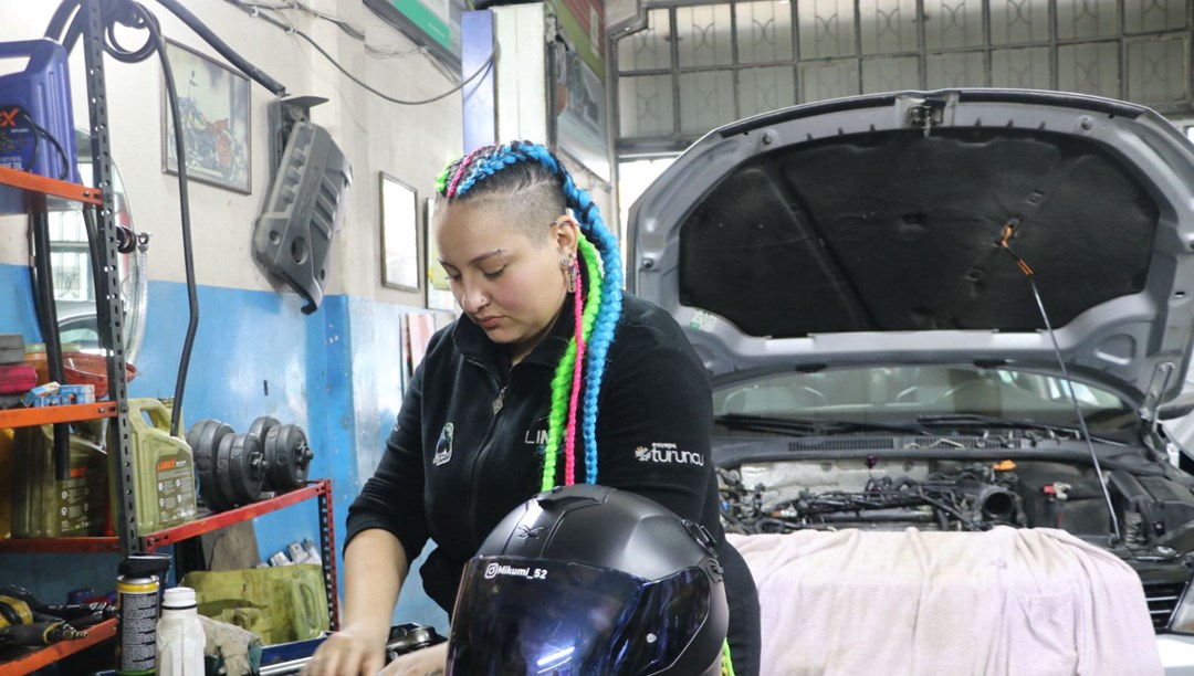 Sanayi sitesinin tek kadın ustası: "Kire, pasa, yağa alıştığımız zaman hiçbir şeyin önemi kalmıyor"