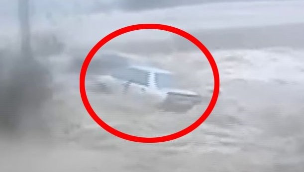 Kaptanoğlu'nun aracıyla sele kapıldığı an