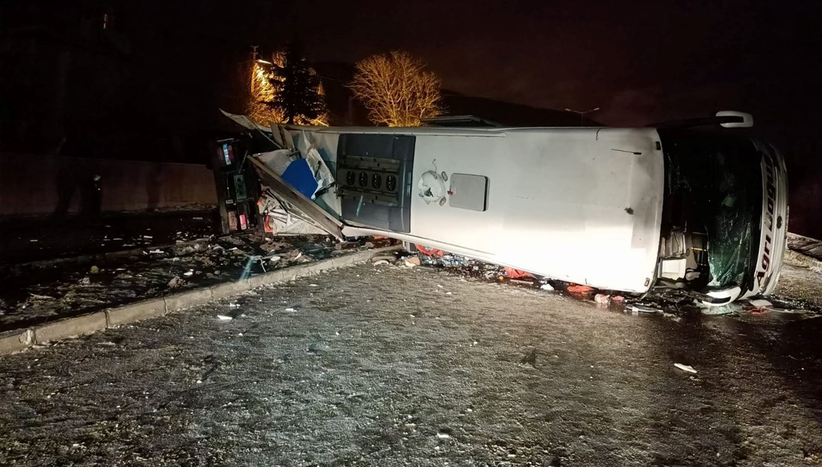 Yolcu otobüsü kaza yapan TIR'a çarpıp devrildi: 1 ölü, 20’ye yakın yaralı
