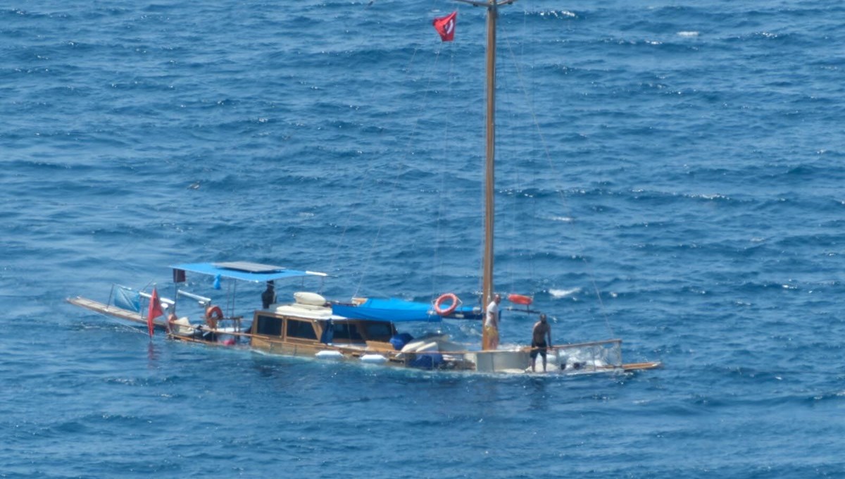 Bodrum'da kayalıklara oturan gulet battı