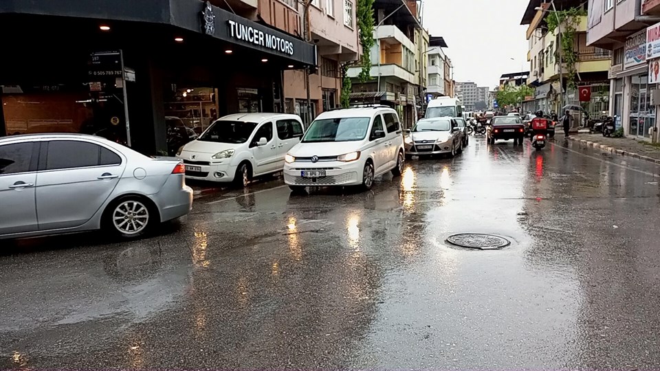 Aydın'da sağanak şiddetini artırdı, alt geçidi su bastı - 1