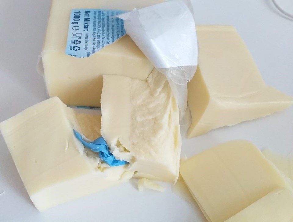 Marketten aldığı kaşar peynirin içinden lastik eldiven çıktı | NTV