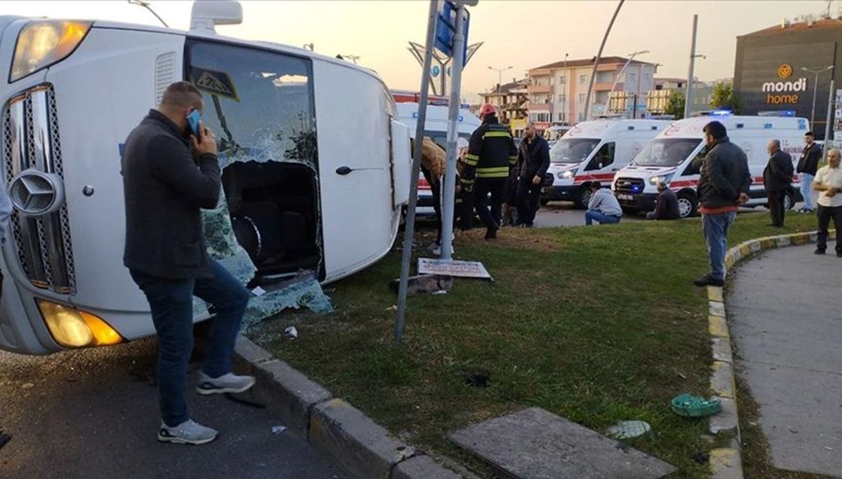 Kocaeli'de işçi servisi ile halk otobüsünün çarpıştığı kaza kamerada