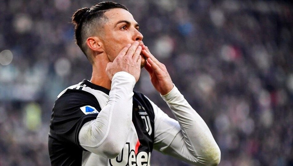 Cristiano Ronaldo'ya "yüzyılın en iyi futbolcusu" ödülü