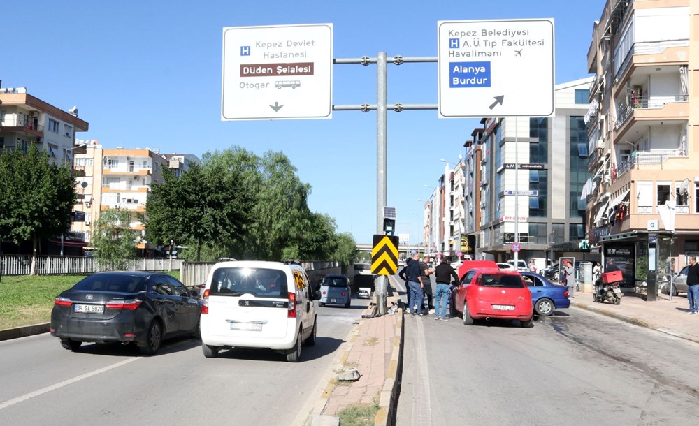 Sınav dönüşü feci kaza: Sürücü sıkıştı, 1’i bebek 5 çocuk
yaralandı - 1