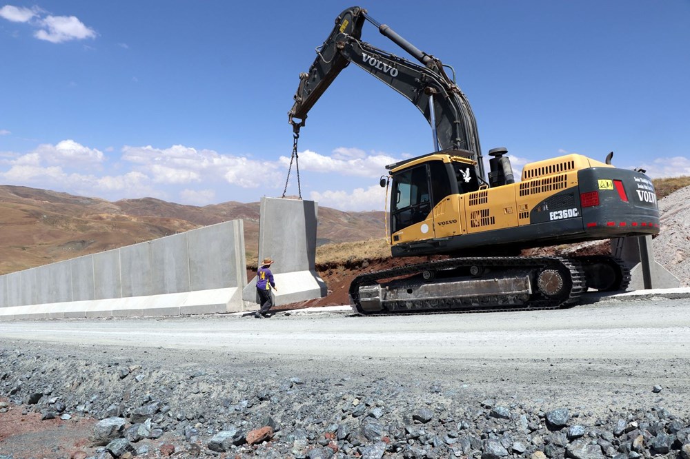 İran sınırında kaçak geçişleri engellemek için beton duvar örülüyor - 2