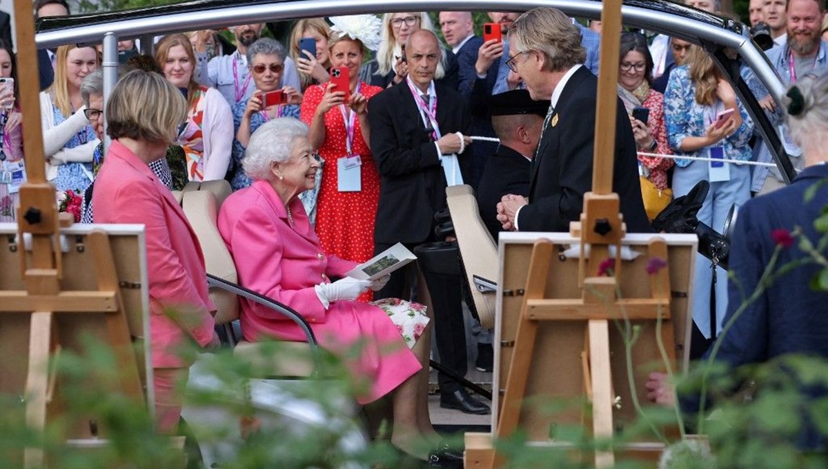 Kraliçe Elizabeth çiçek fuarında