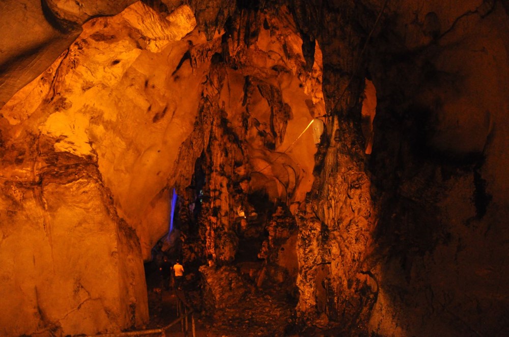 5 milyon yıllık Yalan Dünya Mağarası'nın duvarlarını 'aşıklar' tahrip etti - 11