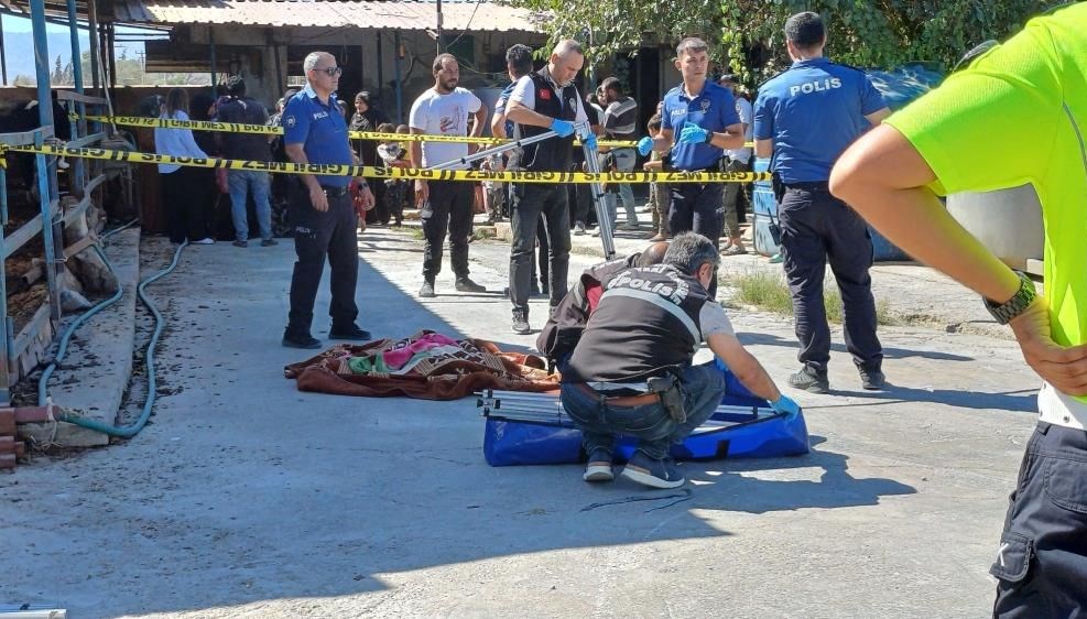 Üç yaşındaki çocuğu süt kamyonu ezdi