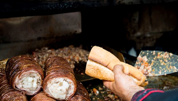 Η Ελλάδα αγκάλιασε ξανά την τουρκική γεύση: το Kokorec έγινε «κοκορέτσι» αυτή τη φορά