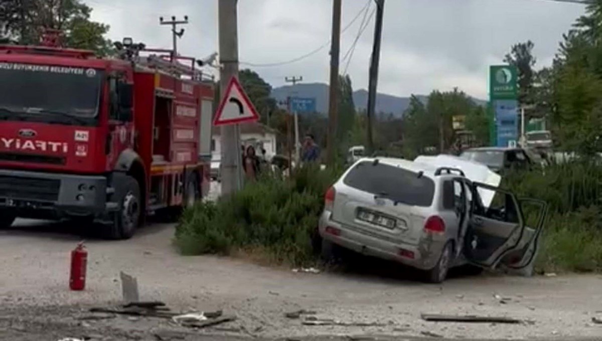 Ciple otomobil çarpıştı: 1 ölü, 2 yaralı Ciple otomobil çarpıştı: 1 ölü, 2 yaralı
