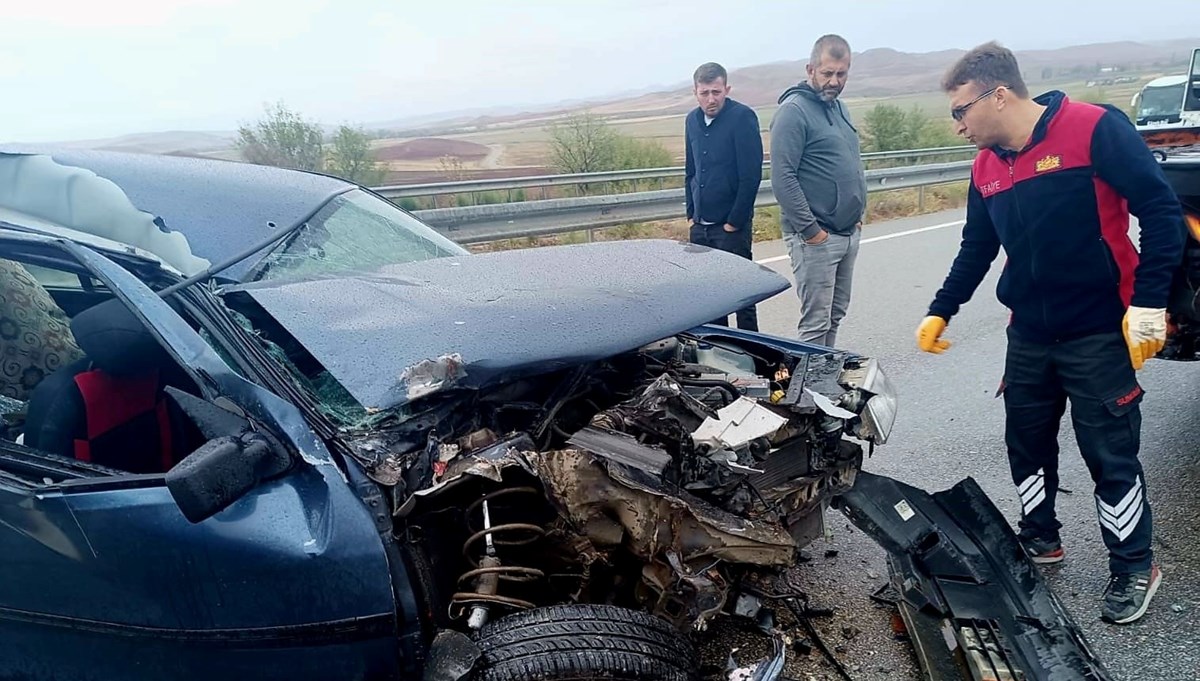 Otomobil çekiciye çarptı: 4 yaralı Otomobil çekiciye çarptı: 4 yaralı