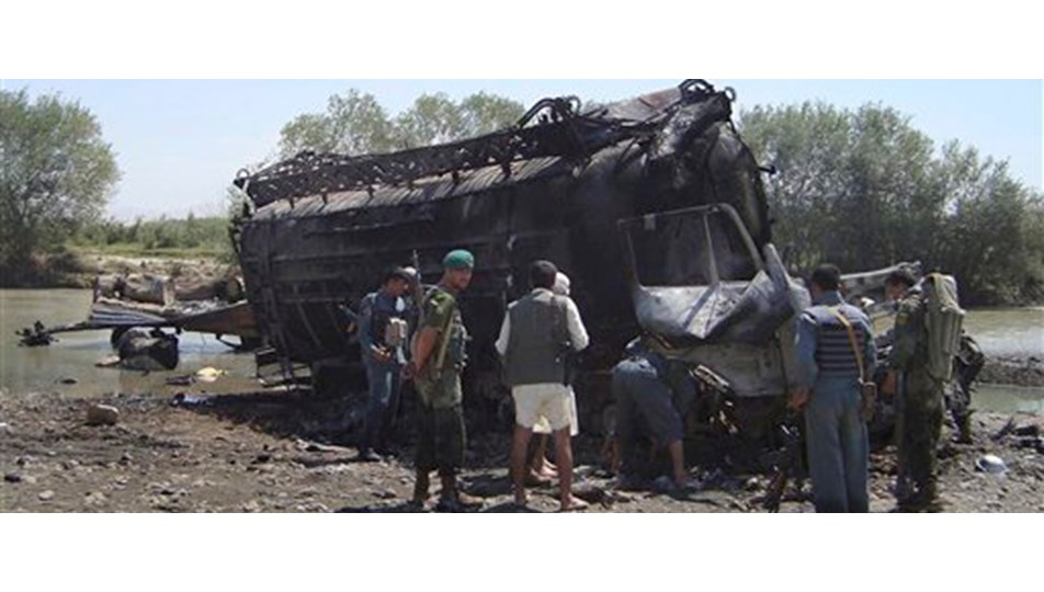 NATO petrol tankerlerini vurdu: 90 ölü