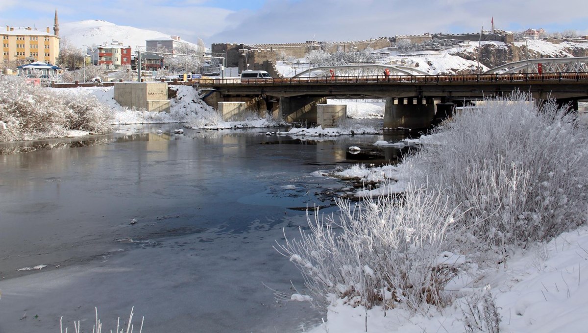 Ardahan'da Kura Nehri dondu
