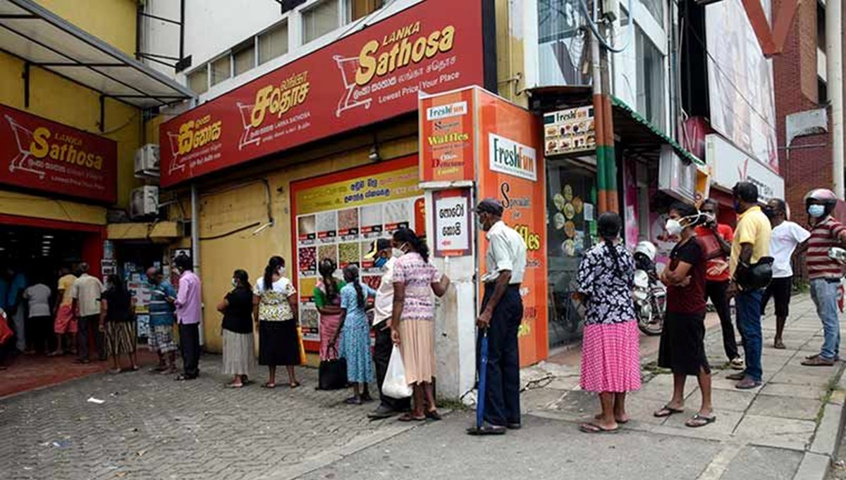 Bir kilo fasulye 10'a bölünerek satılıyor: Eflasyonun zirve yaptığı Sri Lanka iflas etmek üzere