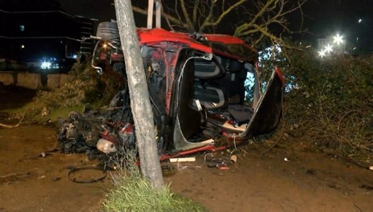 Pendik'te ağaca çarpan otomobil takla attı: 3 yaralı Pendik'te ağaca çarpan otomobil takla attı: 3 yaralı