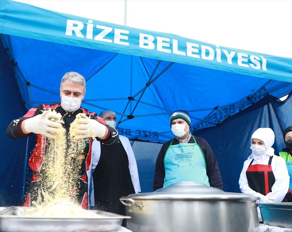 Rize'de üç günde ayıklanan 2,5 ton hamsi festivalde iki saatte tüketildi - 3