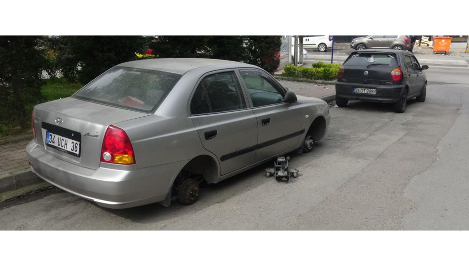 36 aracın lastiklerin patlattılar