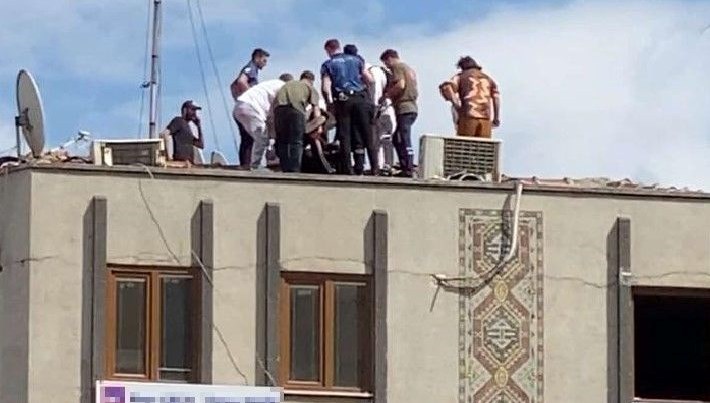 Ümraniye'de bir vatandaş çatıya çıktı