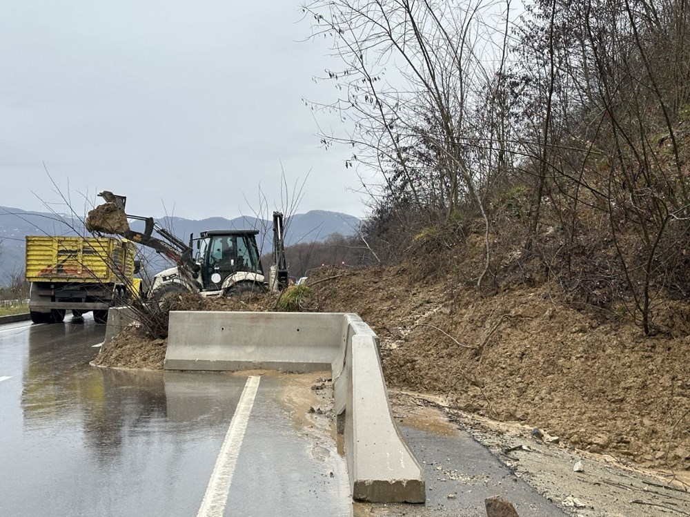 Düzce-Gölyaka Yolu'nda heyelan: Ulaşımda aksama yaşanıyor - 1