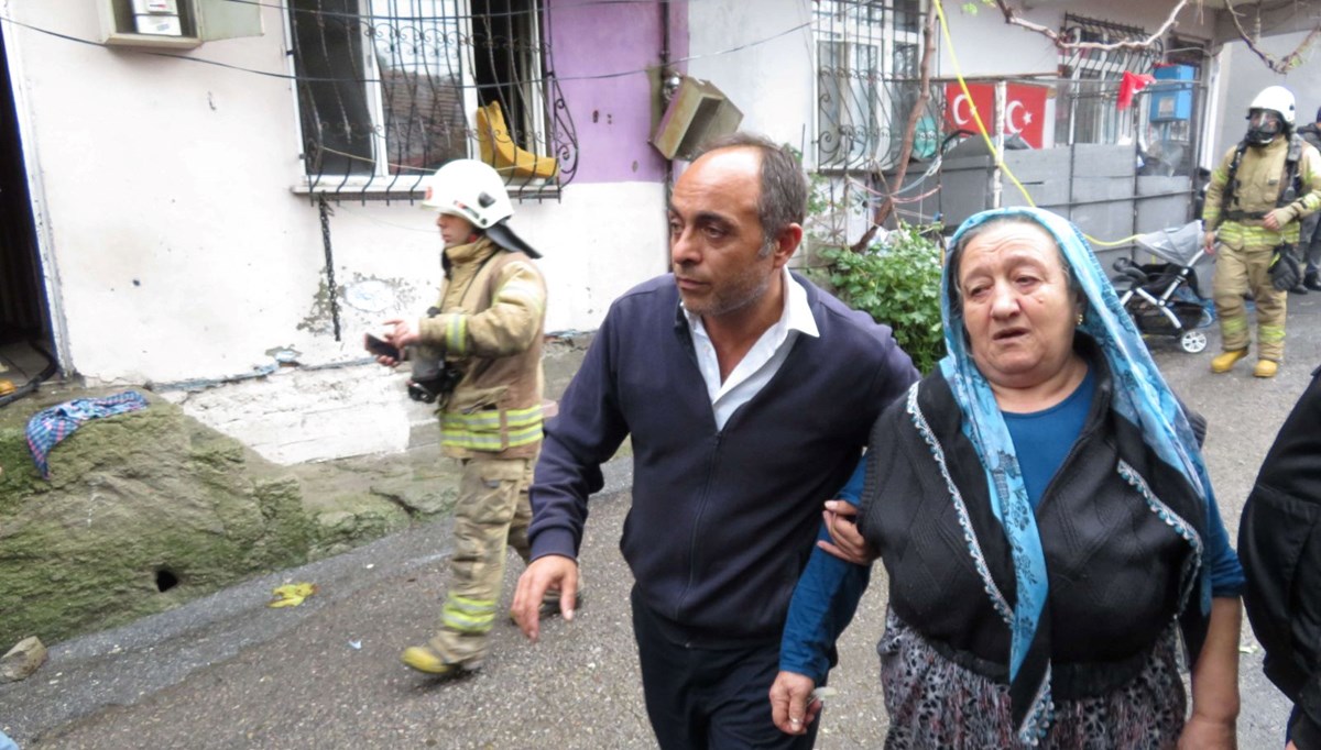 Ümraniye’de yangın: Mahsur kalan 2 kişiyi komşuları kurtardı Ümraniye’de yangın: Mahsur kalan 2 kişiyi komşuları kurtardı