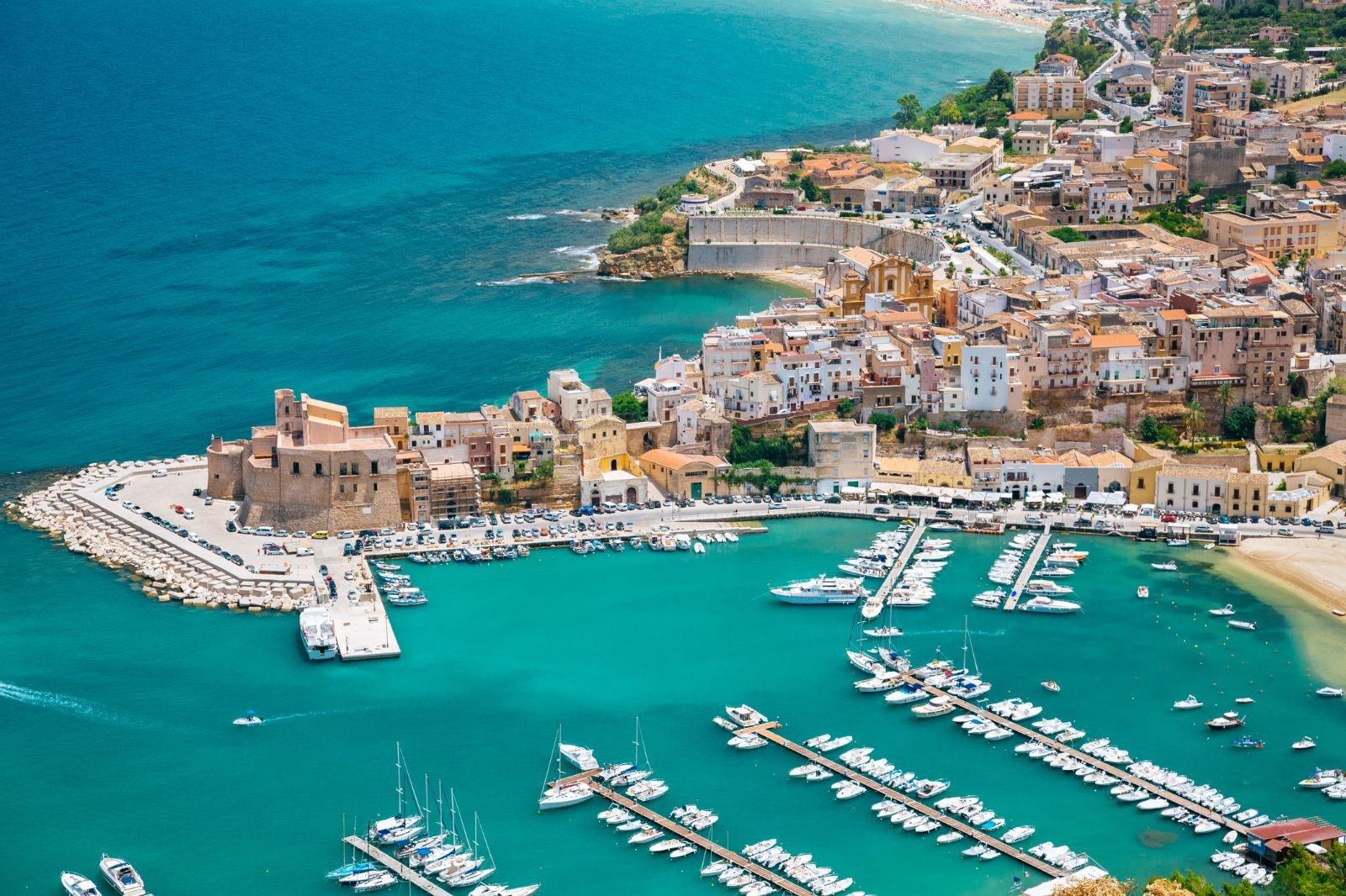 �talya i� turizmi canland�rmak i�in vatanda�lar�na 500 euro tatil ikramiyesi verecek