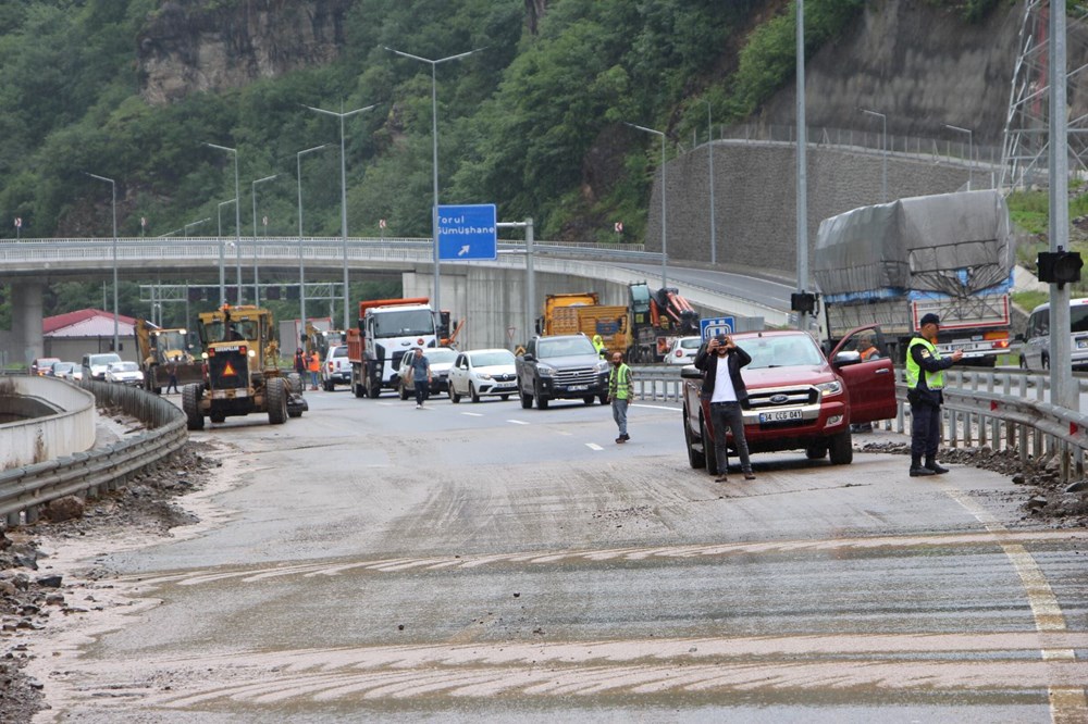 Trabzon-Gümüşhane yolunu taş ve çamur kapattı: Ulaşım tek şeritten sağlanıyor - 11