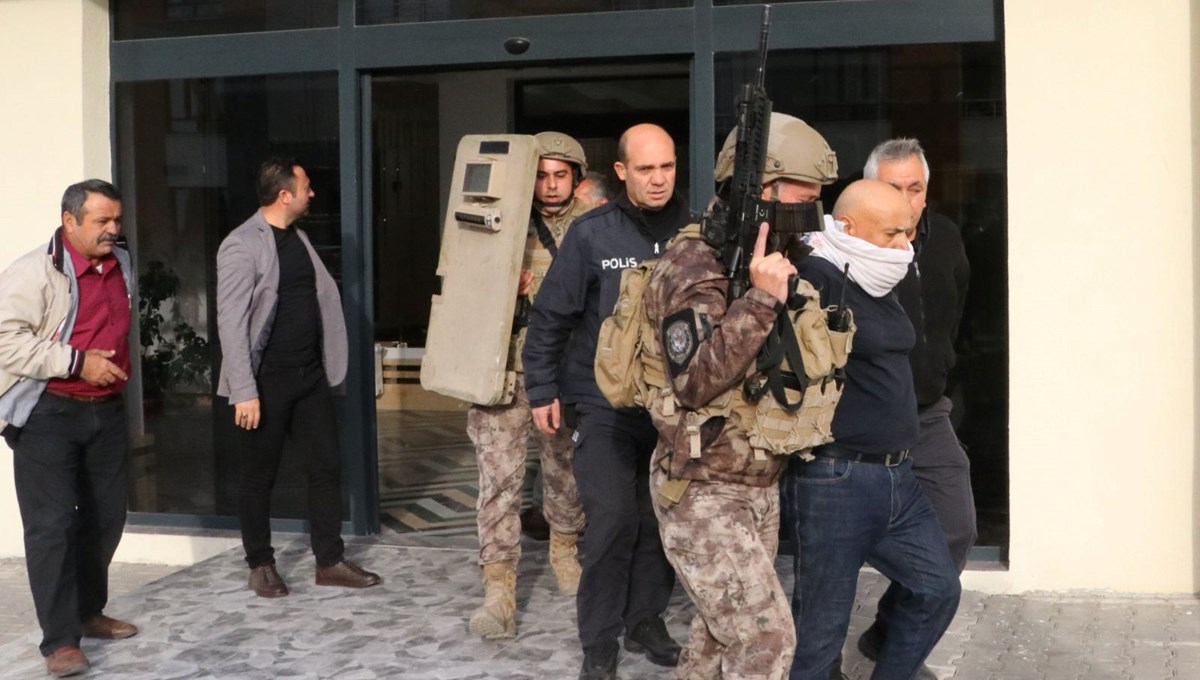 Evini yakıp, kendini içeri kilitleyen adama özel harekat operasyonu Evini yakıp, kendini içeri kilitleyen adama özel harekat operasyonu
