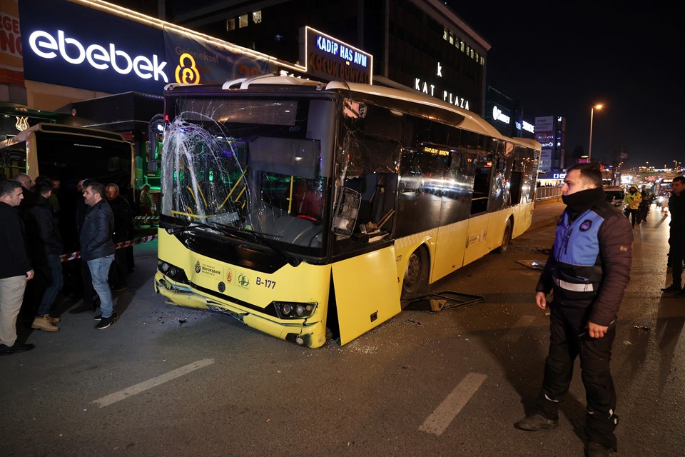 SON DAKİKA HABERİ: Bahçelievler'de İETT otobüsü durağa girdi:1 ölü, 5 yaralı - 2