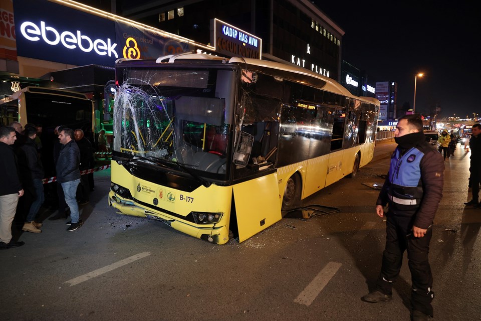 SON DAKİKA HABERİ: Bahçelievler'de İETT otobüsü durağa girdi:1 ölü, 5 yaralı - 2
